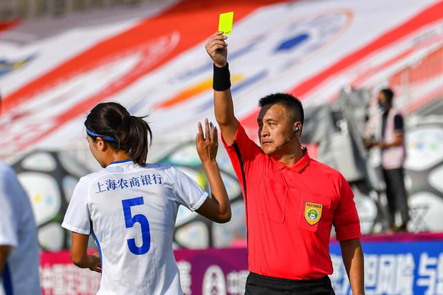 詹姆斯末节超神单节19分 湖人逆天翻盘胜快船